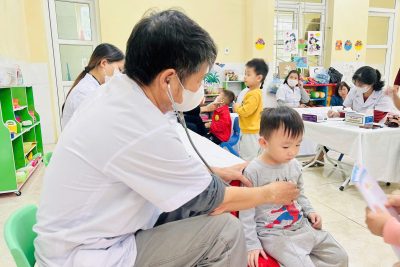 Trường Mầm non Lam Hạ phối hợp với Trạm Y tế phường Hà Nam tổ chức khám sức khỏe định kỳ cho trẻ
