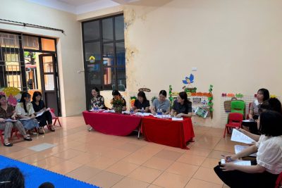 Tổ nhà trẻ trường mầm non Lam Hạ sinh hoạt chuyên môn theo nghiên cứu bài học